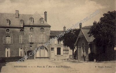 Carte postale ancienne Place du 5 Mai et Sous-Préfecture — Bressuire (Deux-Sèvres)
