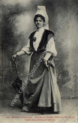 Carte postale ancienne Costume de Vautebis, Reffannes, Menigoutte Coiffe dite la Malvina — Vautebis (Deux-Sèvres)