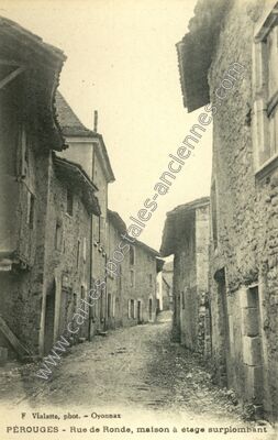 Carte postale ancienne Rue de Ronde, maison à étage surplombant — Pérouges (Ain)