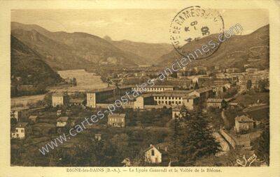 Carte postale ancienne Le Lycée Gassendi et la Vallée de la Bléone — Digne-les-Bains (Alpes-de-Haute-Provence)