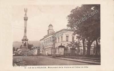 Carte postale ancienne Monument de la Victoire et l'Hôtel de Ville — Saint-Denis (La Réunion)