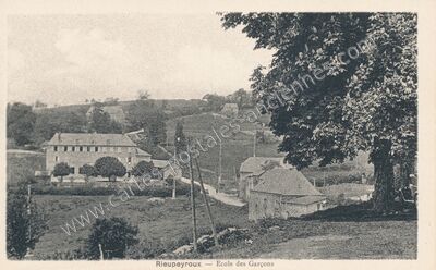Carte postale ancienne Ecole des Garçons — Rieupeyroux (Aveyron)