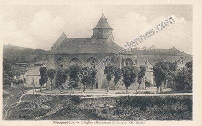 Carte postale ancienne L'Eglise (Monument historique XIIe siècle) — Rieupeyroux (Aveyron)