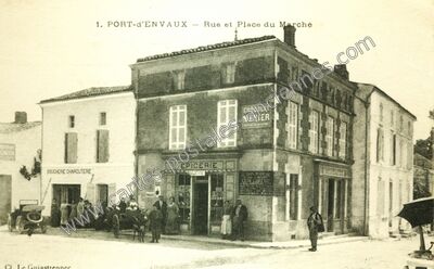 Carte postale ancienne Rue et Place du Marché — Port-d'Envaux (Charente-Maritime)