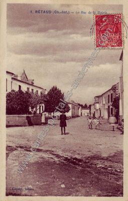 Carte postale ancienne La Rue de la Mairie — Rétaud (Charente-Maritime)