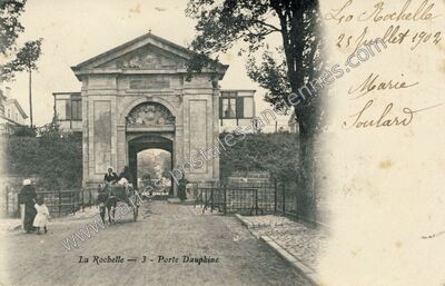 Carte postale ancienne Porte Dauphine — La Rochelle (Charente-Maritime)