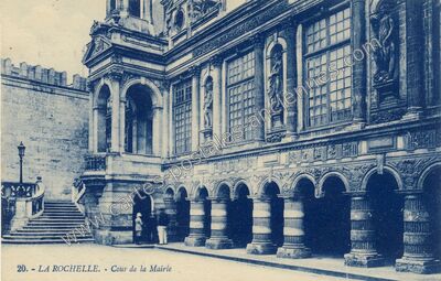 Carte postale ancienne Cour de la Mairie — La Rochelle (Charente-Maritime)