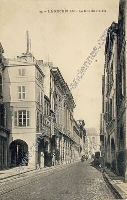Carte postale ancienne La Rue du Palais — La Rochelle (Charente-Maritime)