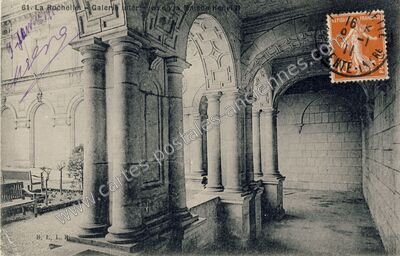Carte postale ancienne Galerie intérieure de la Maison Henri IV — La Rochelle (Charente-Maritime)