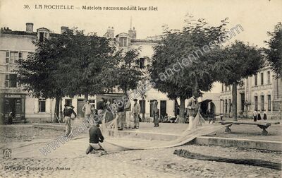 Carte postale ancienne Matelots raccommodant leur filet — La Rochelle (Charente-Maritime)