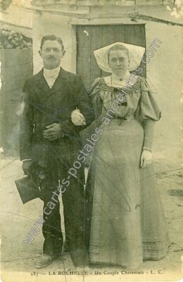 Carte postale ancienne Un Couple Charentais — La Rochelle (Charente-Maritime)