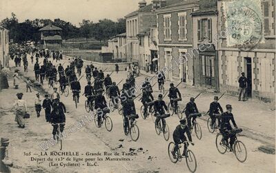 Carte postale ancienne Grande Rue de Taston / Départ du 123° de ligne pour les Manœuvres . / (Les Cyclistes) — La Rochelle (Charente-Maritime)