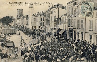 Carte postale ancienne Quai Vajin, départ du 123° de ligne pour les Manœuvres (La Musique) — La Rochelle (Charente-Maritime)