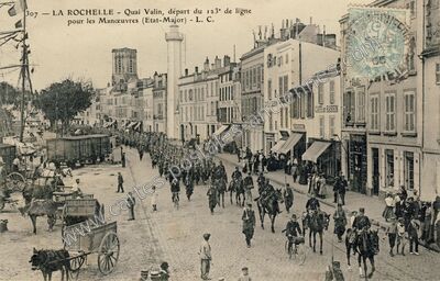 Carte postale ancienne Quai Valin, départ du 123° de ligne pour les Manœuvres — La Rochelle (Charente-Maritime)