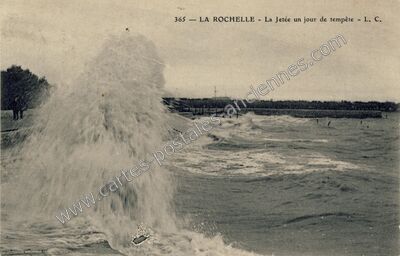 Carte postale ancienne La Jetée un jour de tempête — La Rochelle (Charente-Maritime)