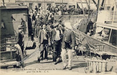 Carte postale ancienne Embarquement de Récidivistes pour l'Ile de Ré — La Rochelle (Charente-Maritime)