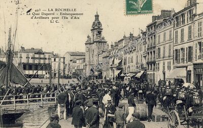 Carte postale ancienne Le Quai Duperré - Embarquement d'Artilleurs pour l'Ile d'Aix — La Rochelle (Charente-Maritime)