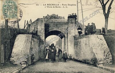 Carte postale ancienne Porte Dauphine — La Rochelle (Charente-Maritime)
