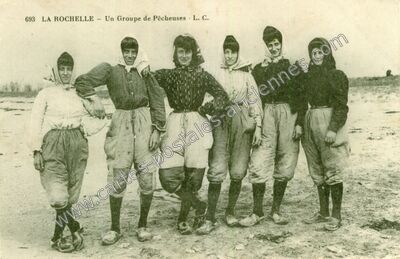 Carte postale ancienne Un Groupe de Pêcheuses — La Rochelle (Charente-Maritime)