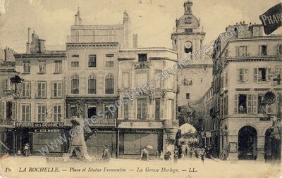 Carte postale ancienne Place et Statue Fromentin — La Grosse Horloge — La Rochelle (Charente-Maritime)