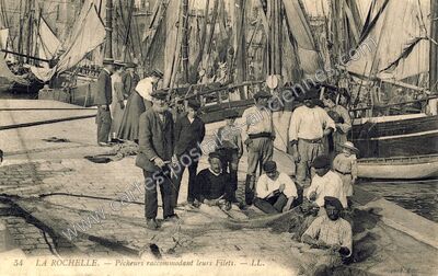 Carte postale ancienne Pêcheurs raccommodant leurs Filets — La Rochelle (Charente-Maritime)