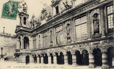 Carte postale ancienne Cour de l'Hôtel de Ville — La Rochelle (Charente-Maritime)