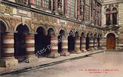 Carte postale ancienne L'Hôtel de Ville Les Arcades — La Rochelle (Charente-Maritime)