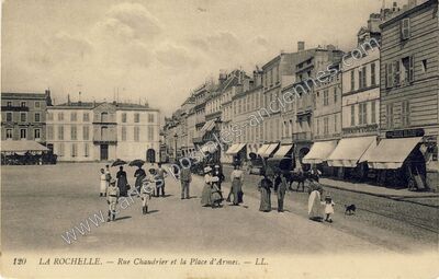 Carte postale ancienne Rue Chaudrier et la Place d'Armes — La Rochelle (Charente-Maritime)
