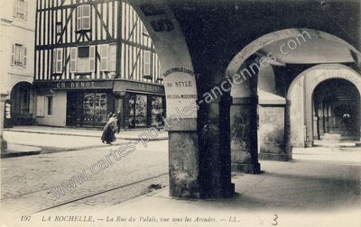 Carte postale ancienne La Rue du Palais, vue sous les Arcades — La Rochelle (Charente-Maritime)