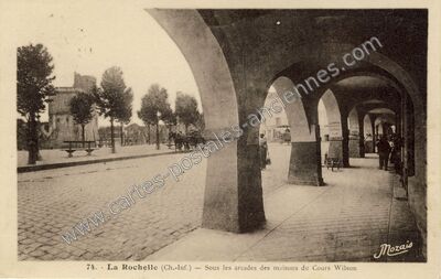 Carte postale ancienne Sous les arcades des maisons du Cours Wilson — La Rochelle (Charente-Maritime)
