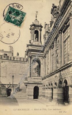 Carte postale ancienne Hôtel de Ville, Cour intérieure — La Rochelle (Charente-Maritime)