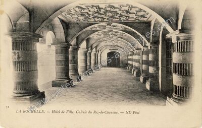 Carte postale ancienne Hôtel de Ville, Galerie du Rez-de-Chaussée — La Rochelle (Charente-Maritime)