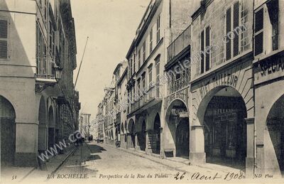Carte postale ancienne Perspective de la Rue du Palais — La Rochelle (Charente-Maritime)