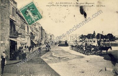 Carte postale ancienne Le quai Duperré, vue prise de la porte de la Grosse-Horloge — La Rochelle (Charente-Maritime)