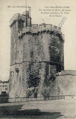 Carte postale ancienne Tour Saint-Nicolas (1384) Un arc brisé de 22 m — La Rochelle (Charente-Maritime)