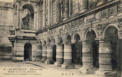 Carte postale ancienne Hôtel de Ville Façade sur la cour intérieure Colonnes toscanes cannelées et à tambours — La Rochelle (Charente-Maritime)