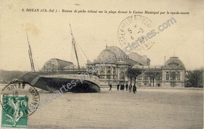 Carte postale ancienne Bateau de pêche échoué sur la plage devant le Casino Municipal par le raz-de-marée — Royan (Charente-Maritime)