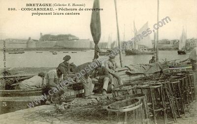 Carte postale ancienne Pêcheurs de crevettes préparant leurs casiers — Concarneau (Finistère)