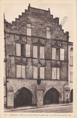 Carte postale ancienne Vieille maison Place de la République — Bazas (Gironde)