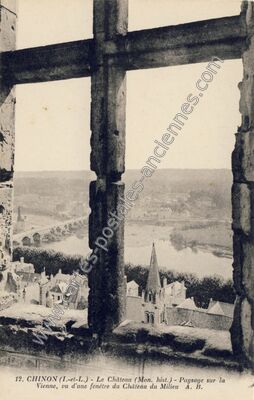 Carte postale ancienne Le Château (Mon. hist.) - Paysage sur la Vienne, vu d'une fenêtre du Château du Milieu — Chinon (Indre-et-Loire)