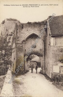 Carte postale ancienne Château historique, XVIe siècle, Sortie du Pont-levis — Le Grand-Pressigny (Indre-et-Loire)