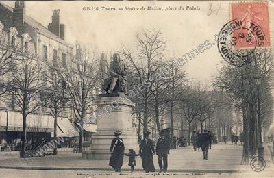 Carte postale ancienne Statue de Balzac, place du Palais — Tours (Indre-et-Loire)