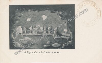 Carte postale ancienne Dans la Grotte du chien — Royat (Puy-de-Dôme)