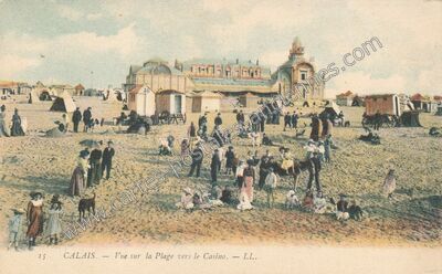 Carte postale ancienne Vue sur la Plage vers le Casino — Calais (Pas-de-Calais)
