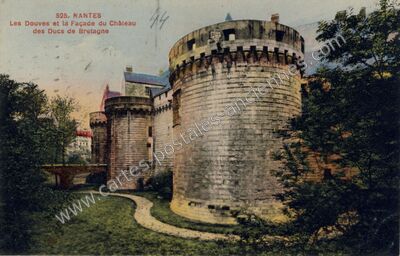 Carte postale ancienne Les Douves et la Façade du Château des Ducs de Bretagne — Nantes (Loire-Atlantique)
