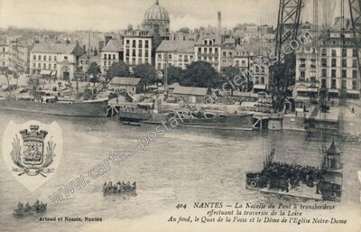 Carte postale ancienne La Nacelle du Pont à transbordeur effectuant la traversée de la Loire Au fond — Nantes (Loire-Atlantique)
