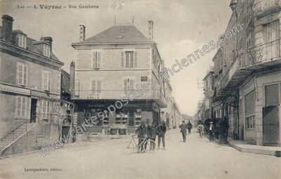 Carte postale ancienne Rue Gambetta — Vayrac (Lot)