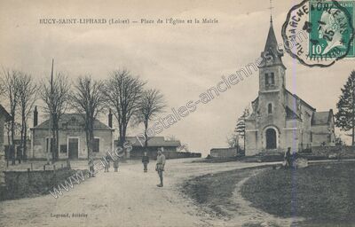 Carte postale ancienne Place de l'Église et la Mairie — Bucy-Saint-Liphard (Loiret)