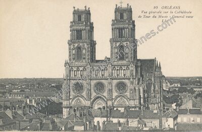 Carte postale ancienne Vue générale sur la Cathédrale de Tour du Musée — Orléans (Loiret)