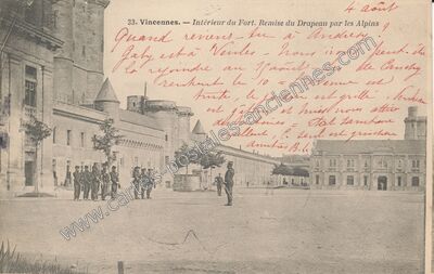 Carte postale ancienne Intérieur du Fort. Remise du Drapeau par les Alpins — Vincennes (Val-de-Marne)